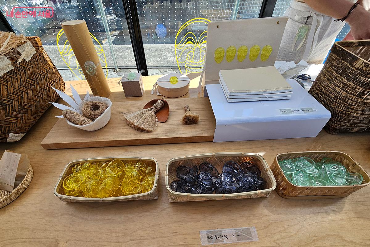 자연 소재와 전통 문양의 조화가 작품에 깊은 매력을 부여하며, 이렇게 소소한 조형물 하나하나가 삶에 풍요로운 이야기를 더해준다. ©이혜숙