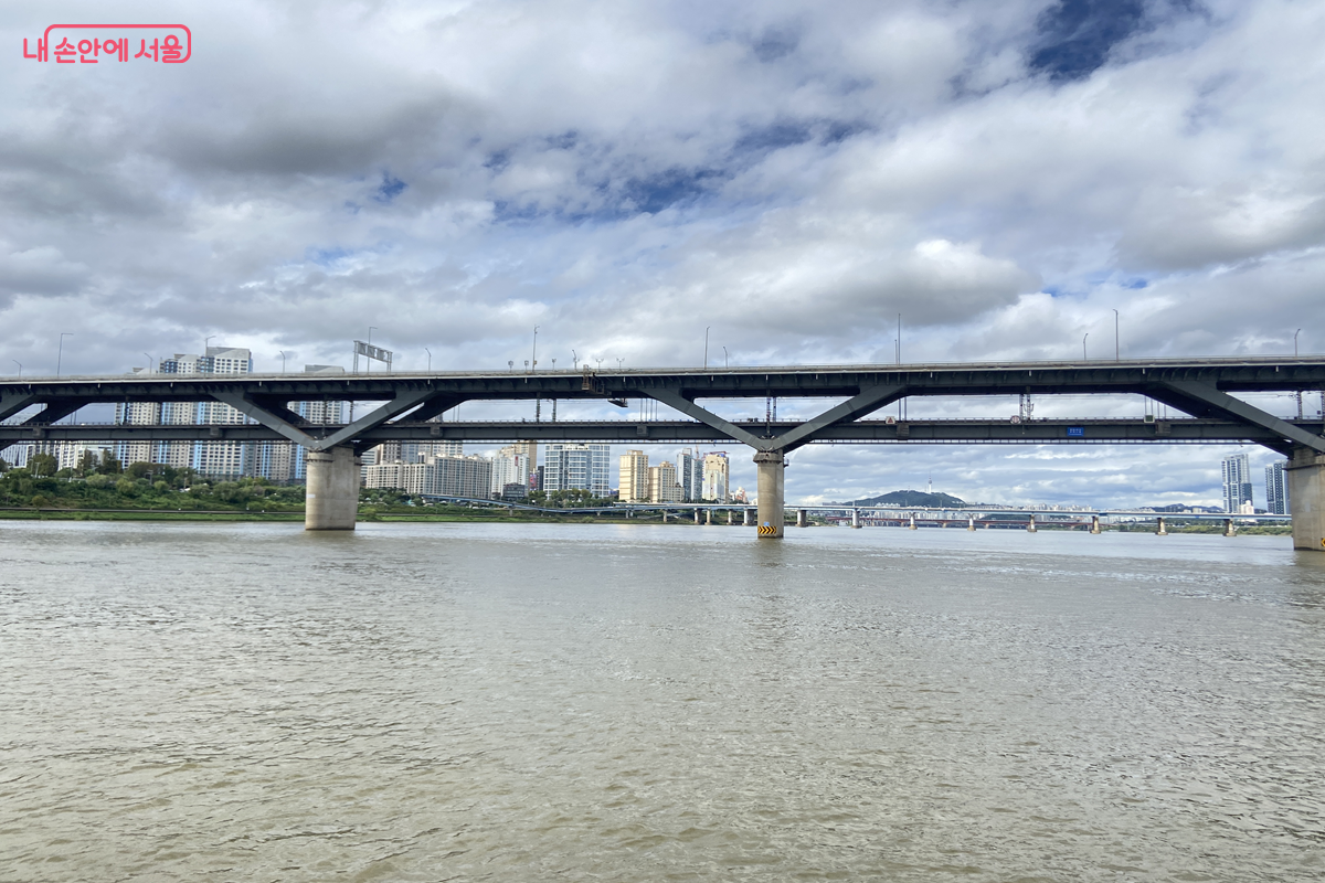 한강버스에서 바라본 한강 다리와 도심 풍경 ⓒ김경선
