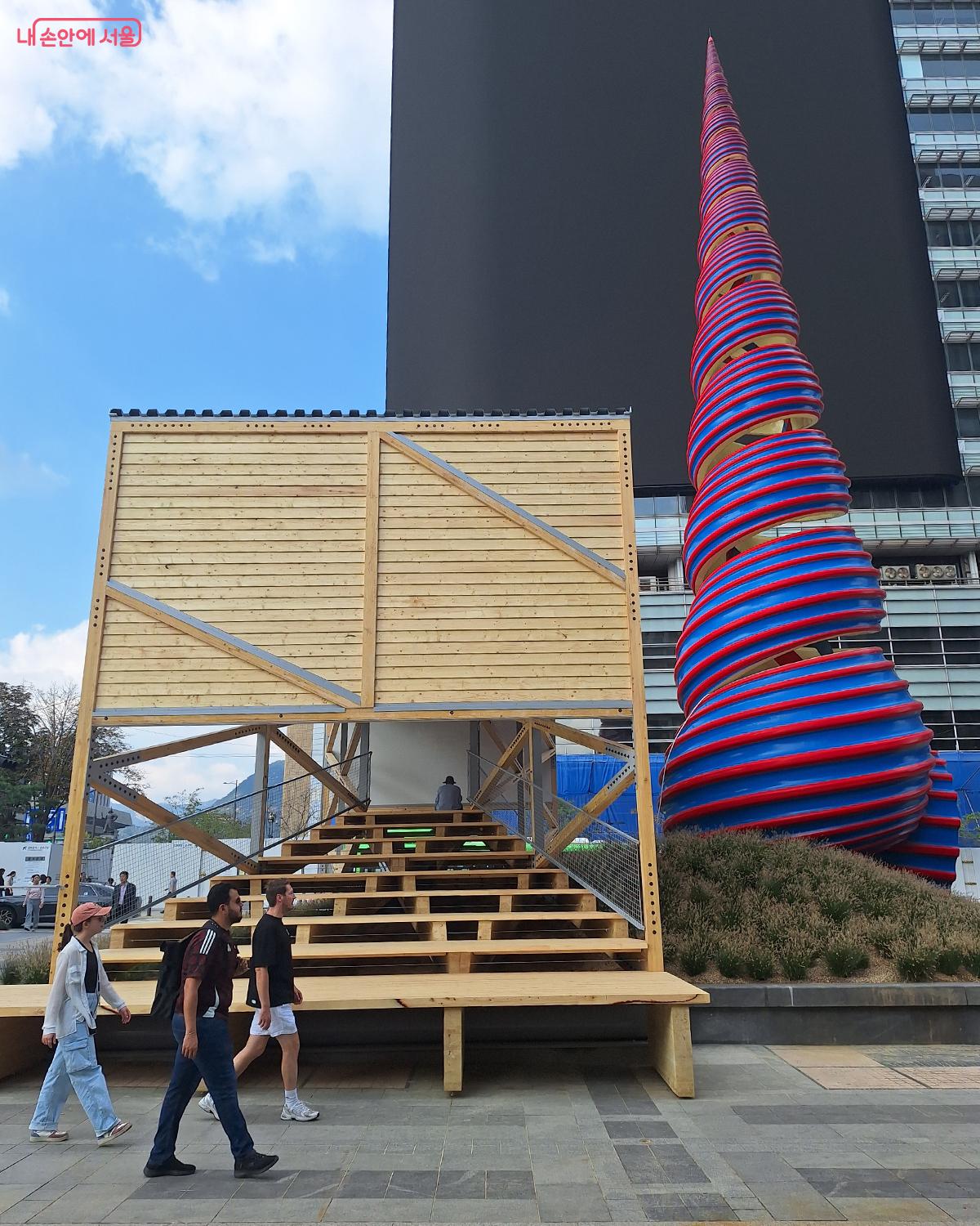 웅장한 목조 건물로 시선을 사로잡은 오브라 아키텍츠 건축사무소의 &lsquo;커넥천 파빌리온&rsquo; &copy;백승훈  