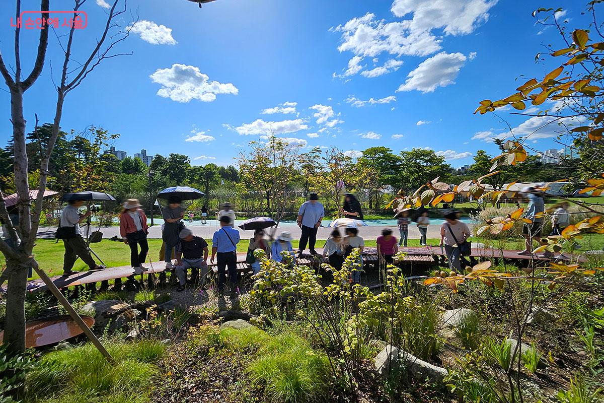 '가을산책' 정원 해설 투어에 참여하고 있는 시민들 ©이정민