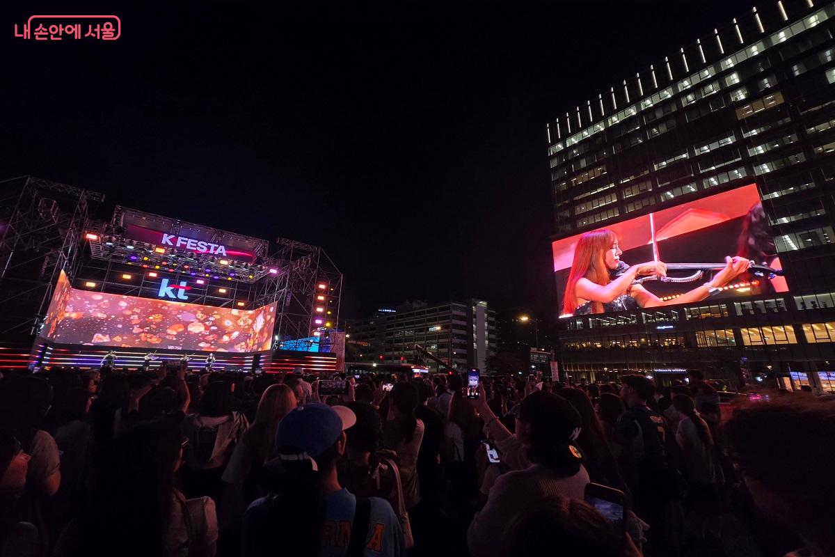 화려한 전자현악을 연주하는 크로스오버 그룹 디오네 &copy;김범석