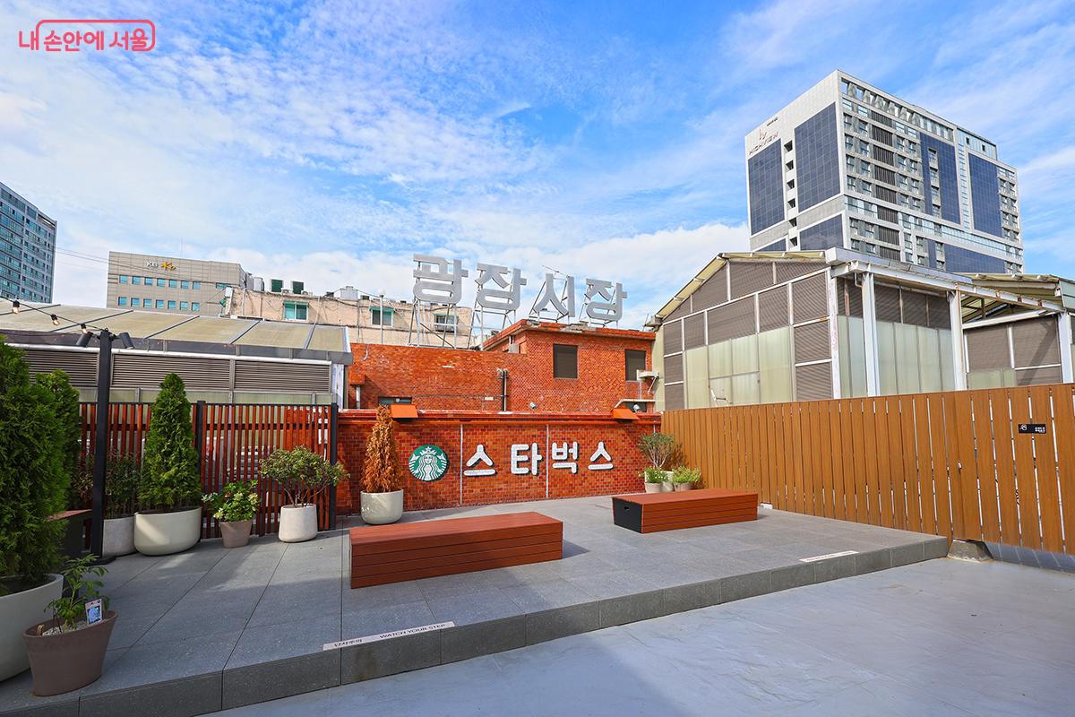 루프탑에서 바라 본 서울의 가을 하늘 ©김주연