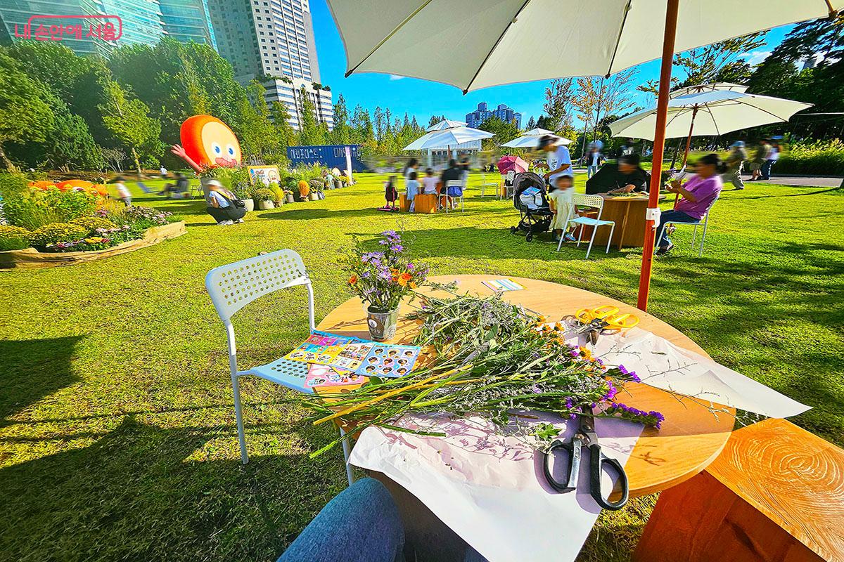 플라스틱 컵에 가을 꽃을 꽃꽂이하는 시민들 ©이정민