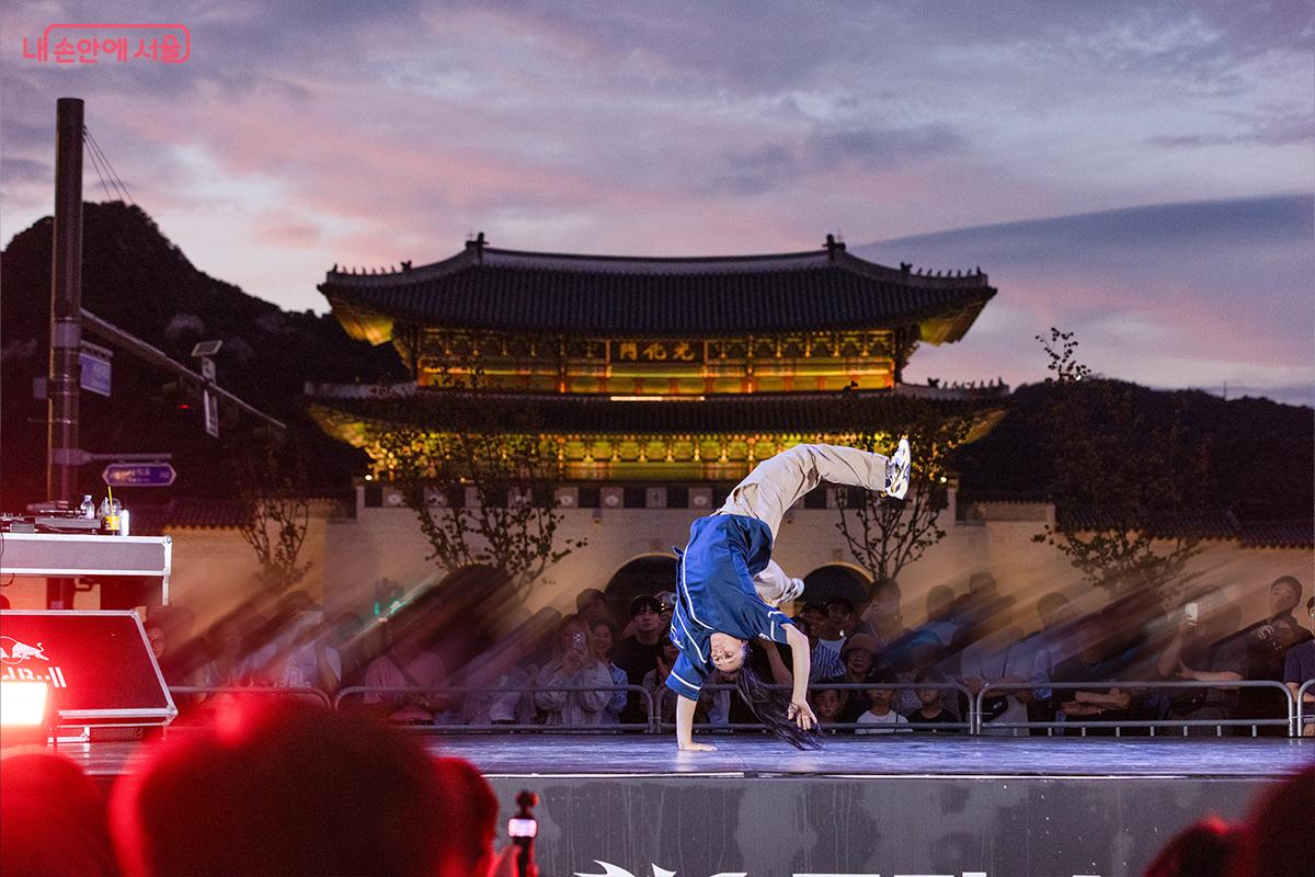 해질녘 광화문광장을 배경으로 한 참가자가 브레이킹 무대를 펼치고 있다. &copy;장신자