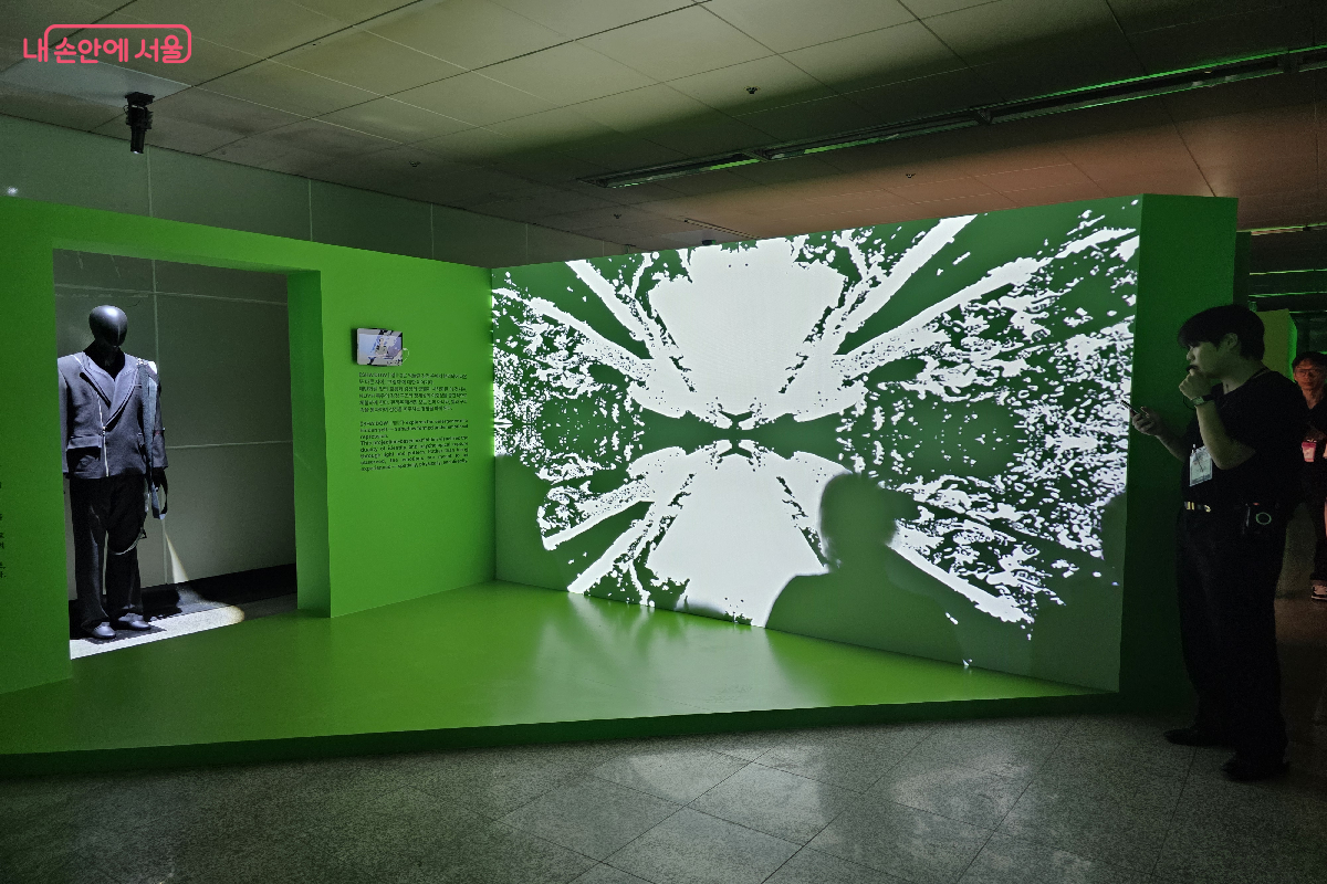 기현호(뉴이뉴욕) 디자이너가 자신의 작품 옆에 서서 설명하고 있다. &copy;구정숙