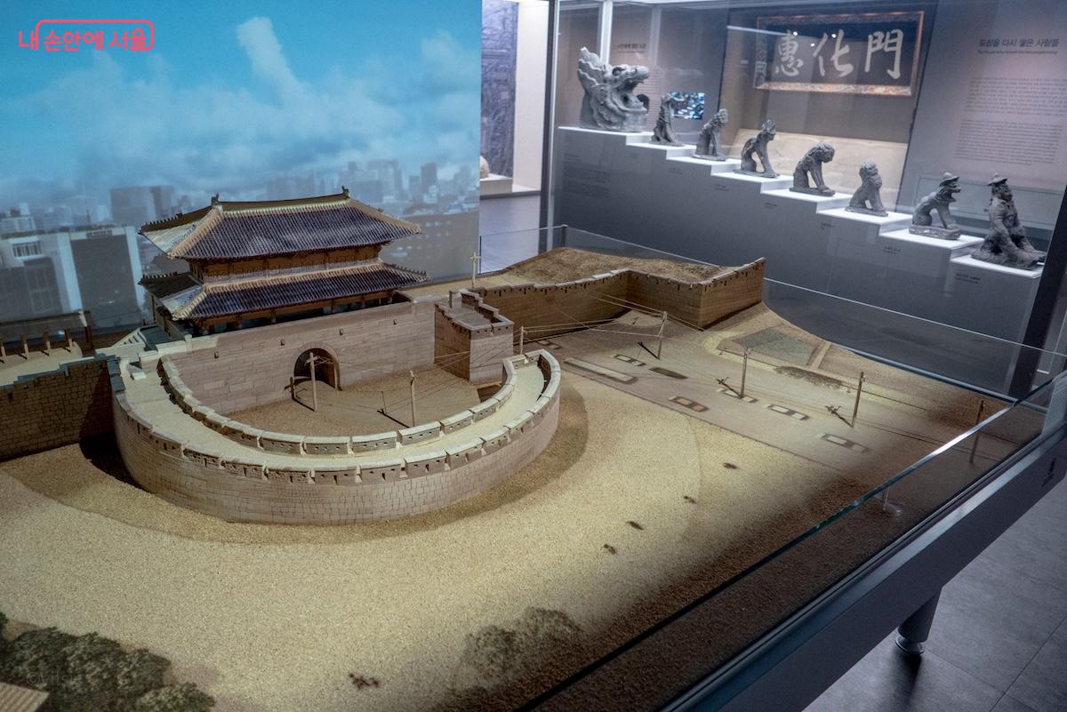 한양도성박물관 3층 상설전시실에 전시된 흥인지문 모형이다