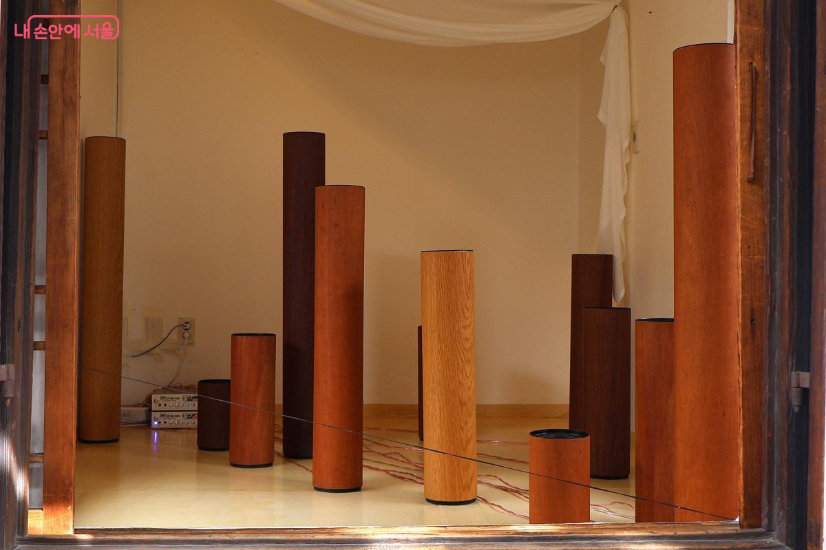 북촌문화센터 사랑방에서 열린 김준 작가의 <고요의 울림> 전시. 도심 속 한옥에서 귀 기울이는 자연의 소리를 표현했다. ©이봉덕