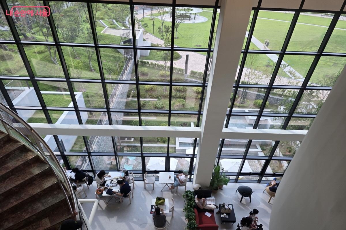 서울시 자치구 중 최대 규모를 자랑하는 강동중앙도서관이 개관했다. ©염지연