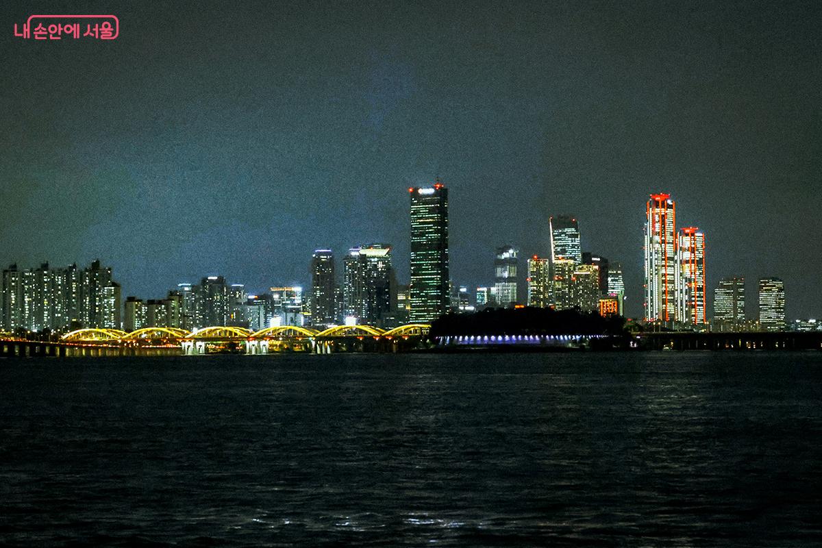 노들섬과 여의도 일대 마천루 야경 ©김아름