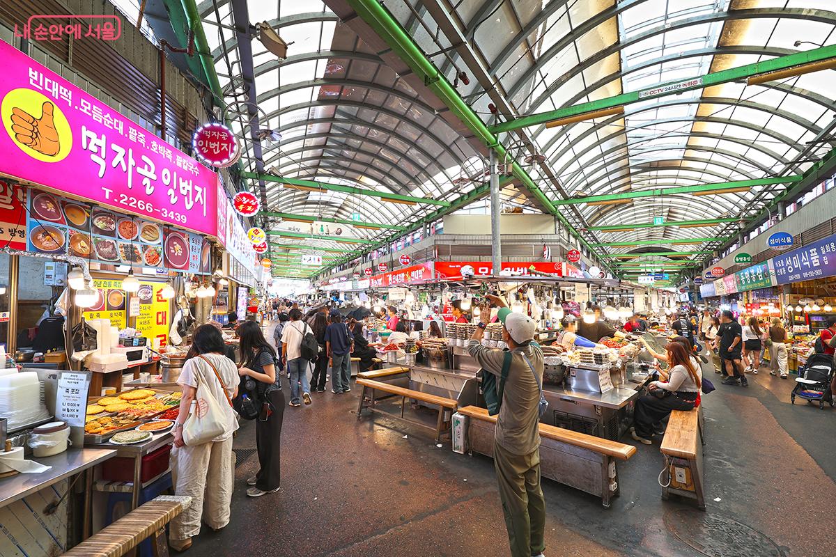 언제나 많은 사람들의 발길이 이어지는 광장시장의 모습 ©김주연