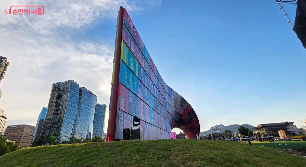 제5회 서울도시건축비엔날레 열린송현녹지광장의 휴머나이즈월 ⓒ최용수