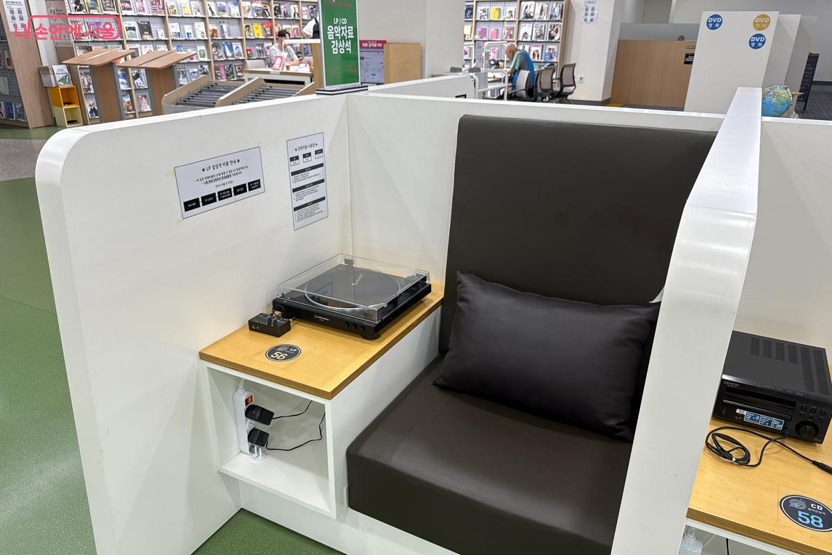 편안한 좌석에서 여유롭게 음악을 감상할 수 있다. ©이하늘