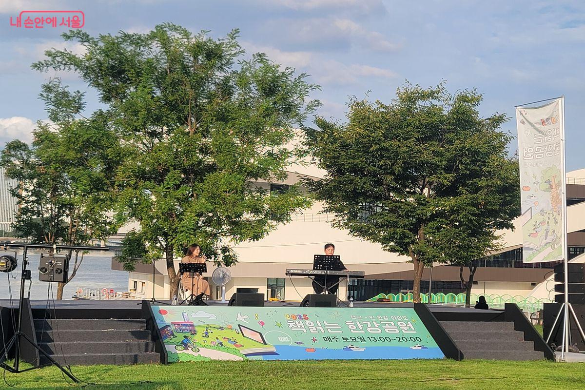 토요일마다 청년 예술가들이 참여하는 문화 공연이 열린다. &copy;이동영