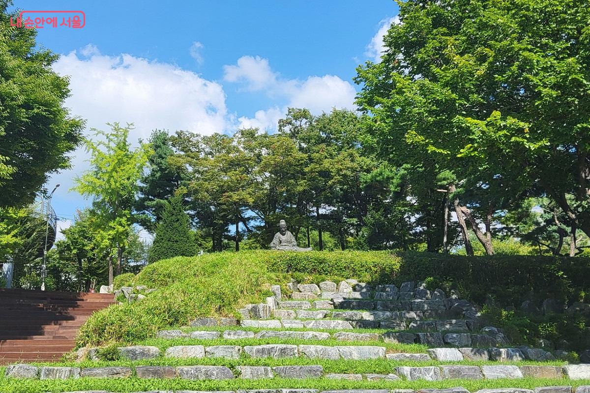 허준근린공원 내에 환자를 눕혀 놓고 치료를 하고 있는 인자한 모습의 허준 선생의 동상 &copy;이상돈