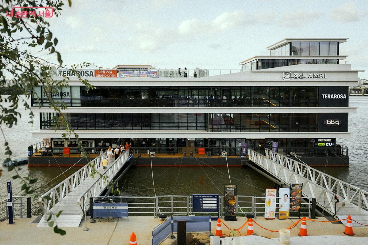 탑승게이트와 편의점이 있는 잠실선착장 전경 ©김아름