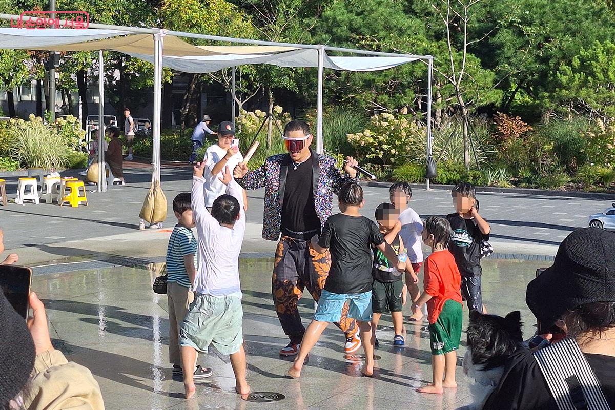 힙합의 강렬한 리듬이 공원 전체를 흔들며 화려한 퍼포먼스가 노을빛 하늘과 섞이며 한 편의 뮤직비디오 같은 장면을 만들어낸다.