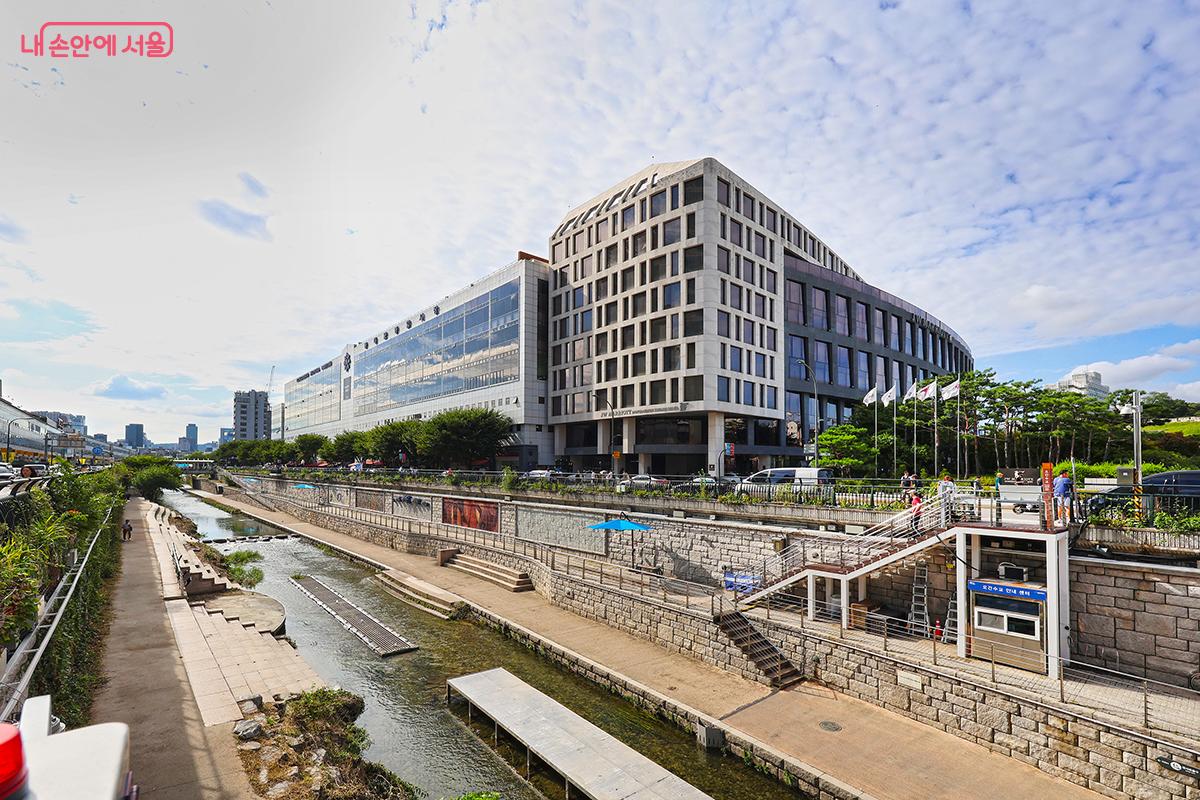 가을 하늘 아래 시원한 청계천 걷기 길 풍경 ©김주연