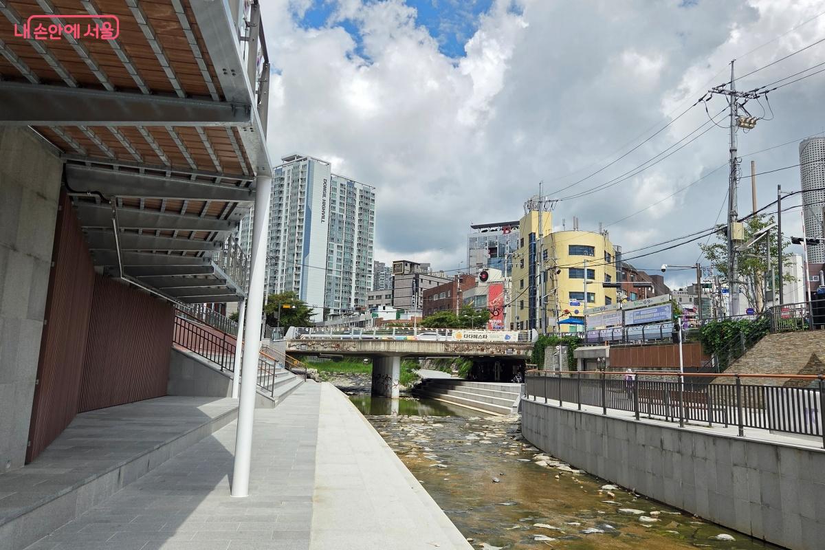 물이 흐르는 성북천이 새로운 변화를 가져왔다. ©김미선