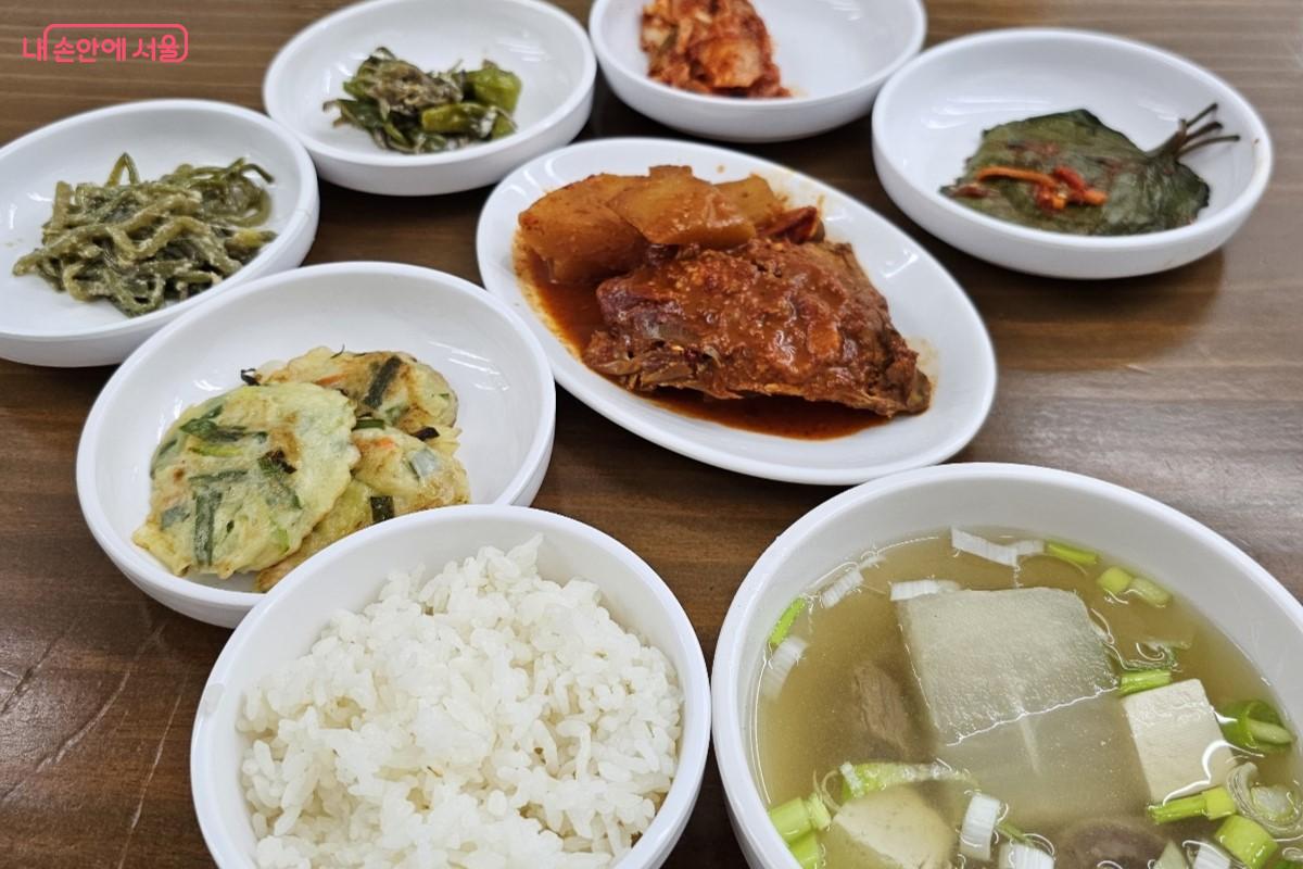 흰 쌀밥과 소고기뭇국, 고등어무조림, 깻잎김치,고구마순들깨무침, 부추전, 꽈리고추멸치볶음, 김치로 차려진 '삼선 한 상' ©최정윤