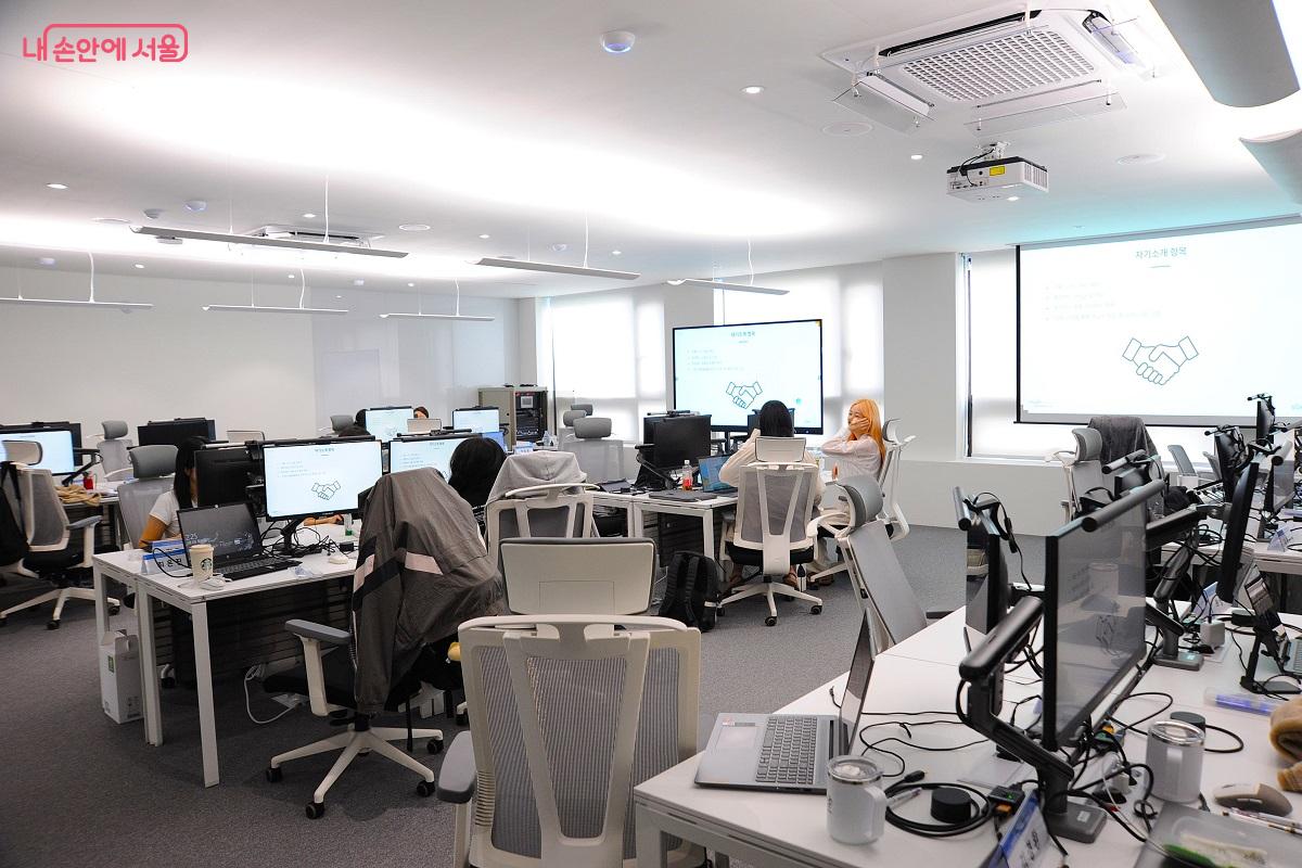 양천캠퍼스 클래스1의 모습. 천장에는 간접조명을, 모니터 상단에는 램프를 설치해 수업 중 눈의 피로를 최소화 했다. ©조수봉