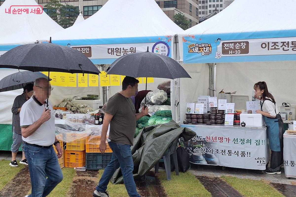 전통장터에서 특히 눈에 띈 것은 한국 전통 먹거리에 관심을 가지고 전통시장을 찾은 외국인들이 많았다는 점이다. ©백승훈