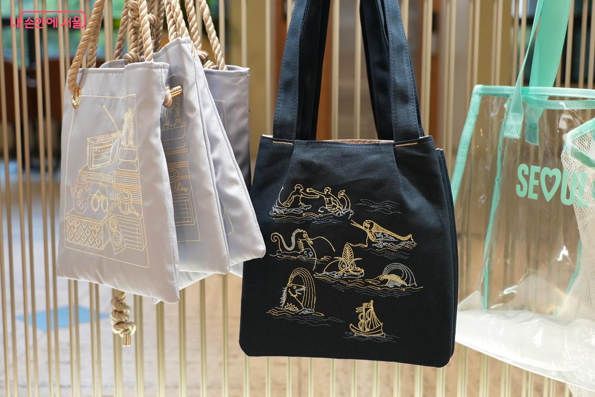 &lsquo;책가도&rsquo;와 &lsquo;곤여전도&rsquo;를 모티브한 '자수 가방' &copy;우현희