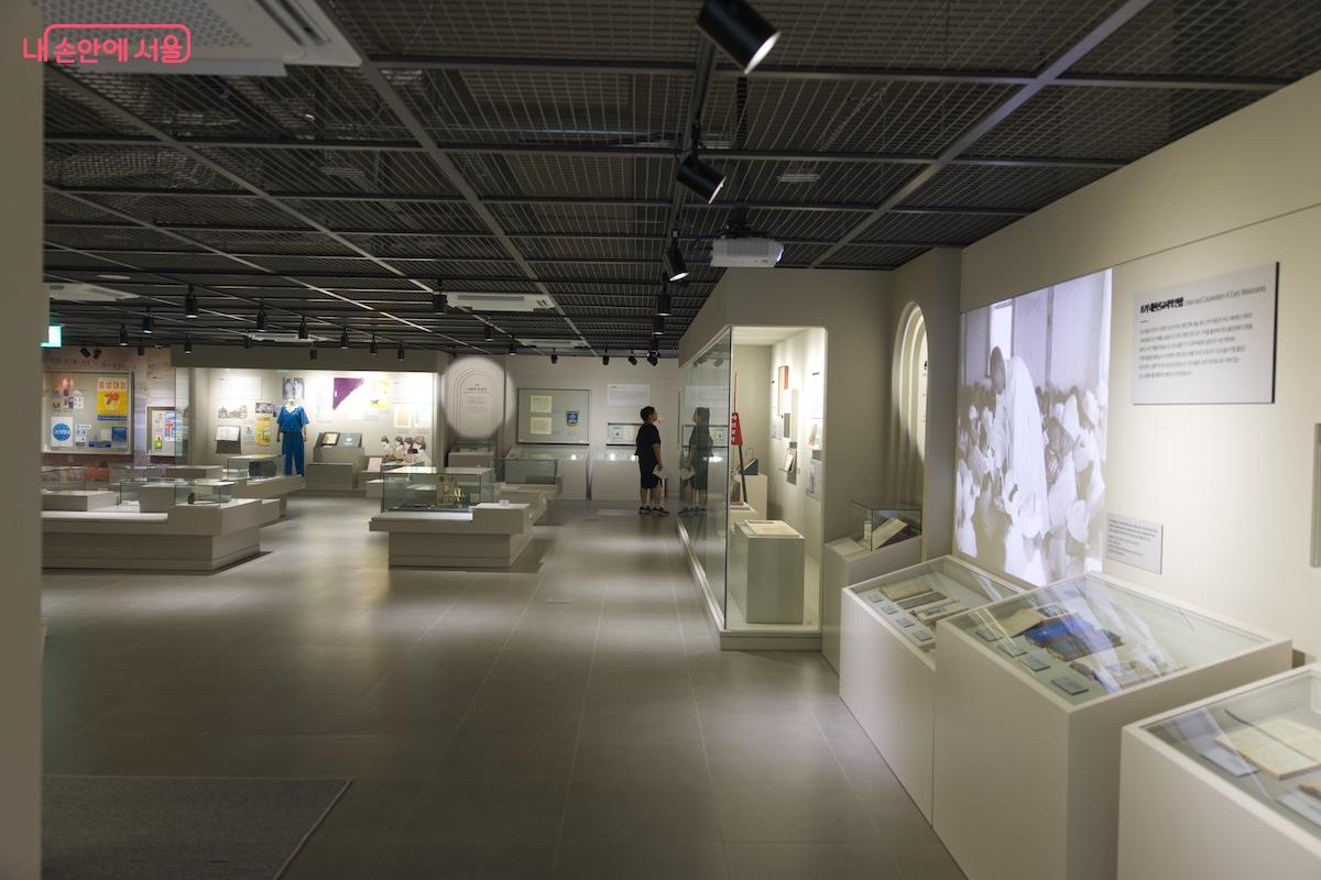 지하 1층으로 내려가면 상설전시실의 전시인 <신앙이 아름다웠던 순간들>을 관람할 수 있다. &copy;임중빈