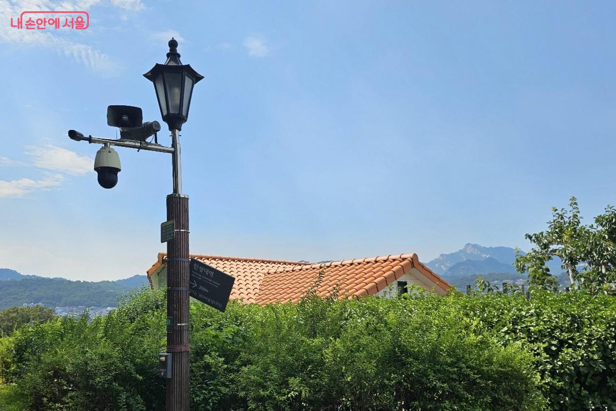 북한산을 배경으로 오렌지색 지붕이 이국적인 어느 집 ©최정윤