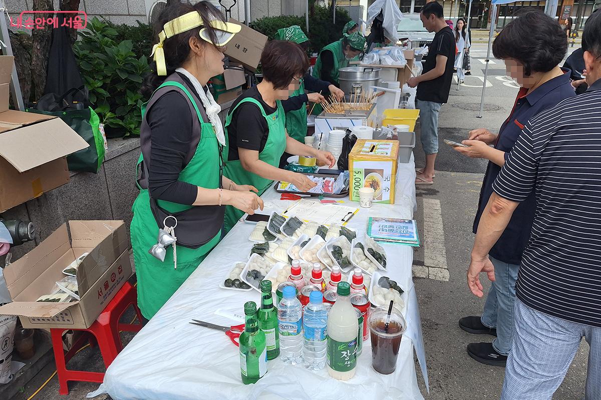 행사장 한쪽에 마련된 푸드코너에서 다양한 먹거리를 저렴한 가격에 판매해 큰 호응을 얻었다.