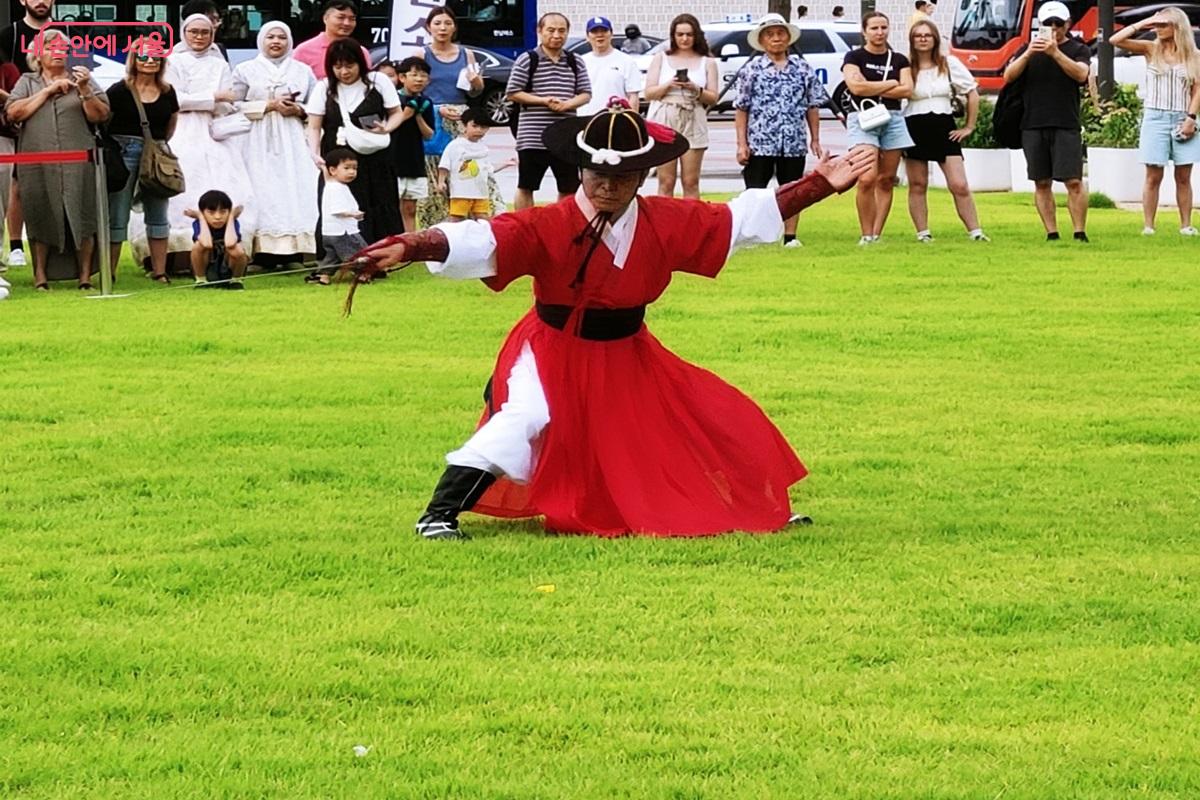 5월부터 시작된 전통무예 공연은 지금까지 1만 명 관객이 관람할 정도로 큰 호응을 받고 있다. &copy;김병규