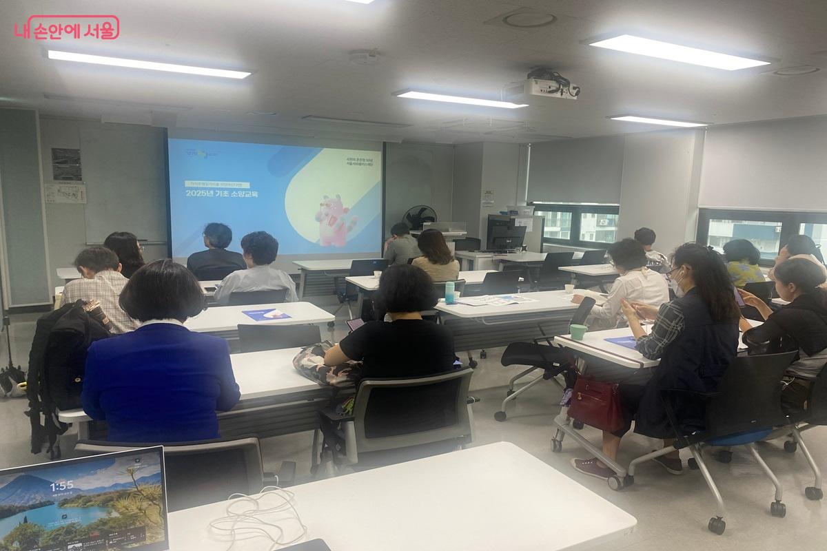 내년 ‘중장년 가치동행일자리’ 참여를 원하는 경우 기초교육 과정을 필수로 이수해야 한다. ©이근석