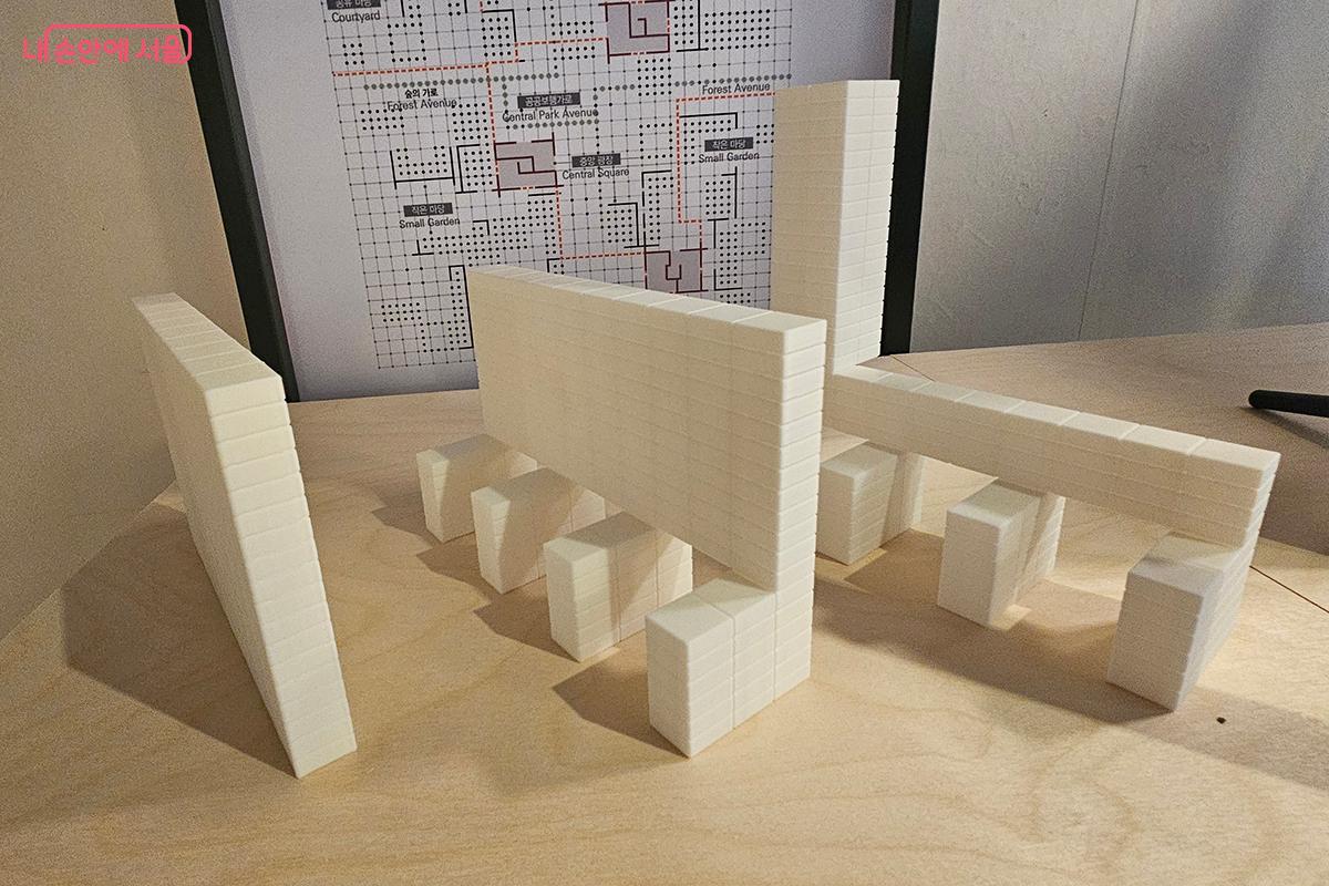 격자와 매스가 어우러진 이 모형은 도시 공간의 가능성과 건축의 새로운 리듬을 상징한다. ©백승훈