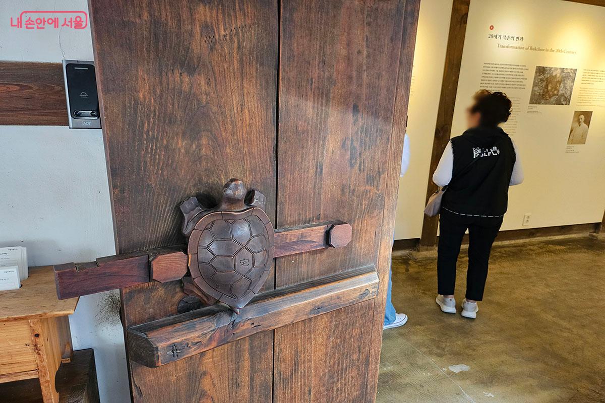 북촌문화센터에서 진행한 이벤트 '계동마님댁 호수전신 찾기'의 거북이 ©이정민