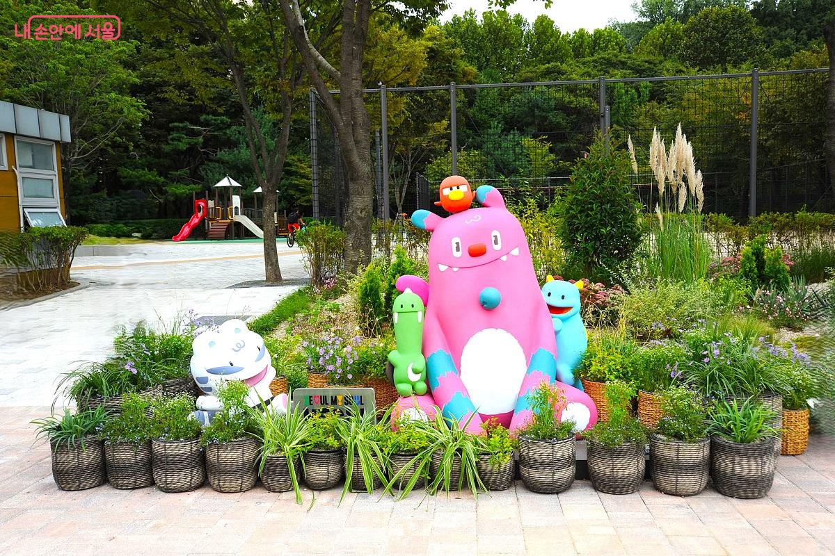 양재천 수변문화쉼터 주변에는 &lsquo;수변감성 도시정원&rsquo;을 꾸몄다. &copy;조수봉