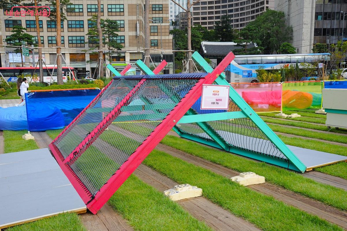 광장 중앙에 설치된 &lsquo;창의 놀이터&rsquo;의 &lsquo;모험의 산&rsquo; &copy;조수봉 