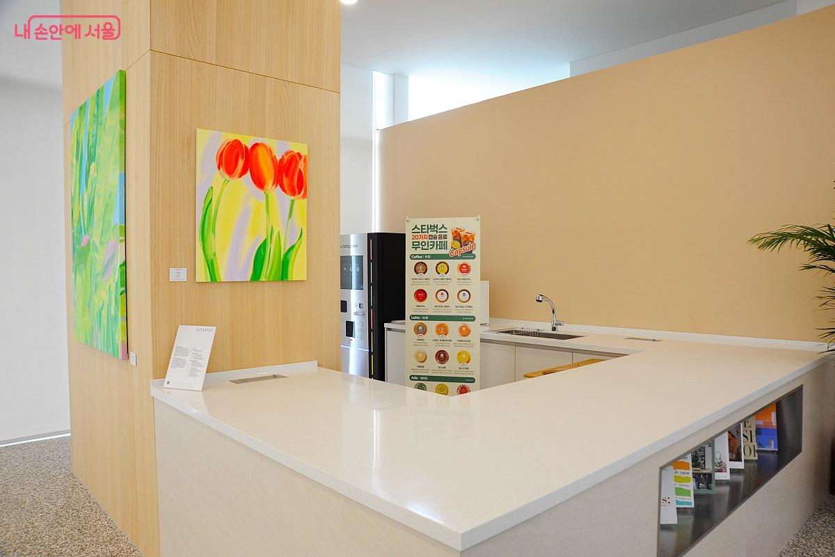 수변카페는 20가지 캡슐 음료를 판매하는 무인카페를 운영한다. &copy;조수봉