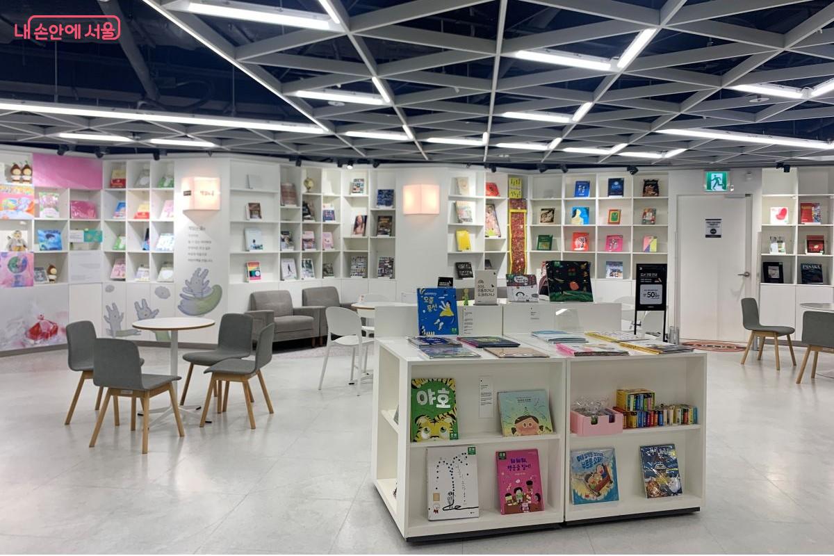 서울아트책보고에서 열린 힙독클럽 리딩 모임에 참여했다. ©김아름