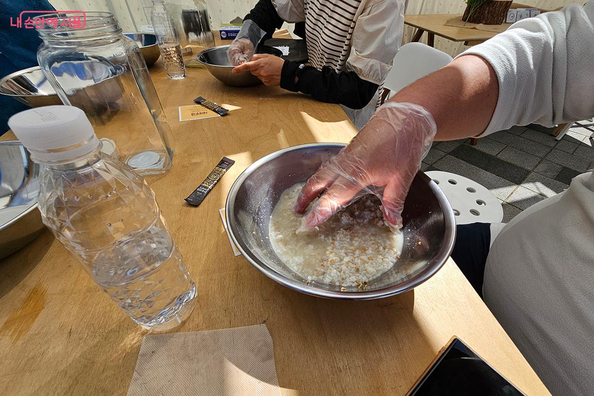 전통의 향기가 깃든 막걸리 만들기 체험은 쌀과 누룩이 어우러져 발효되는 신비로운 과정을 직접 경험하며 우리 고유의 주류문화를 몸소 느낄 수 있는 특별한 기회이다. ©이혜숙