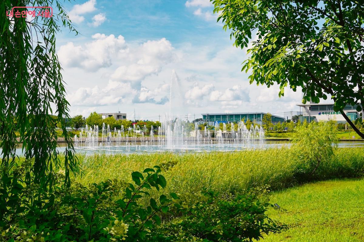 야외 공간을 둘러볼 때는 양산이나 모자, 생수 등을 지참하는 걸 추천한다. ©김혜민