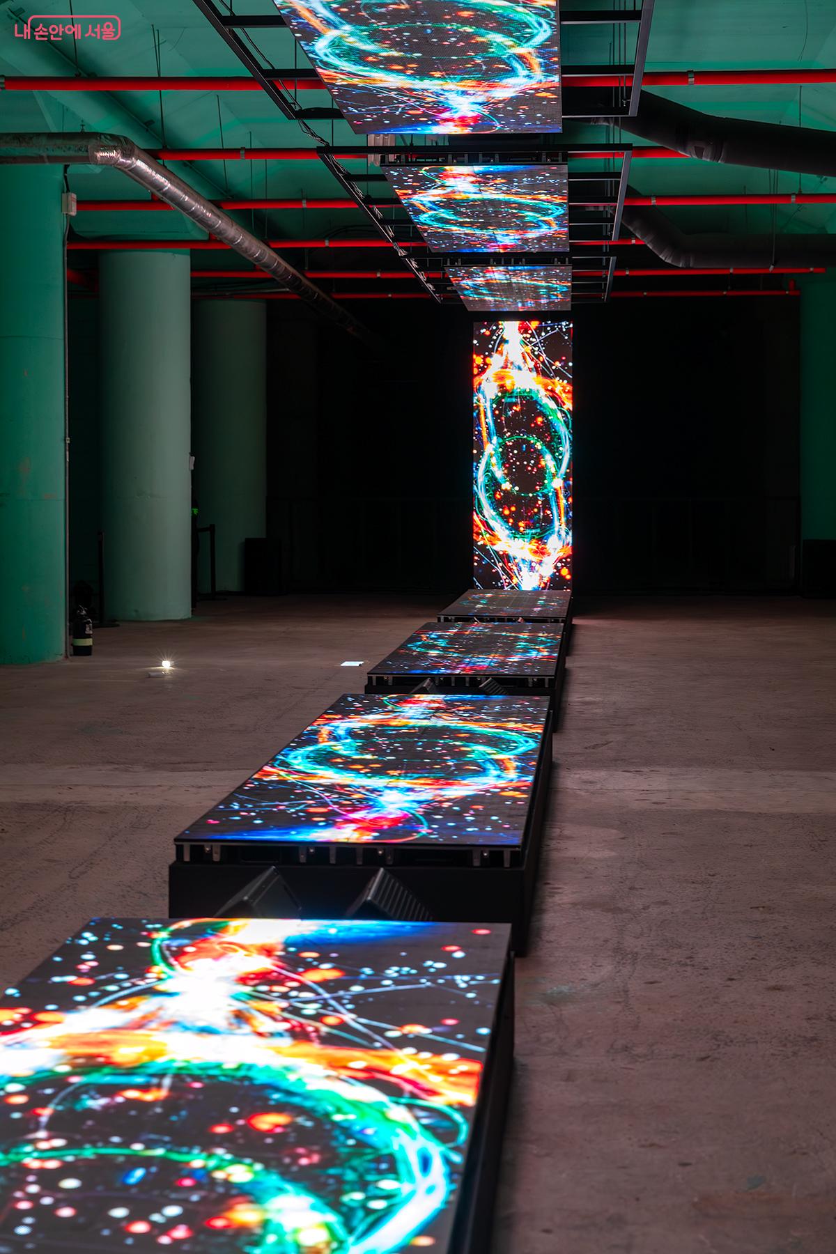 AI가 분석한 서울의 도시 데이터를 패턴과 색상으로 변환한 작품 ©문청야