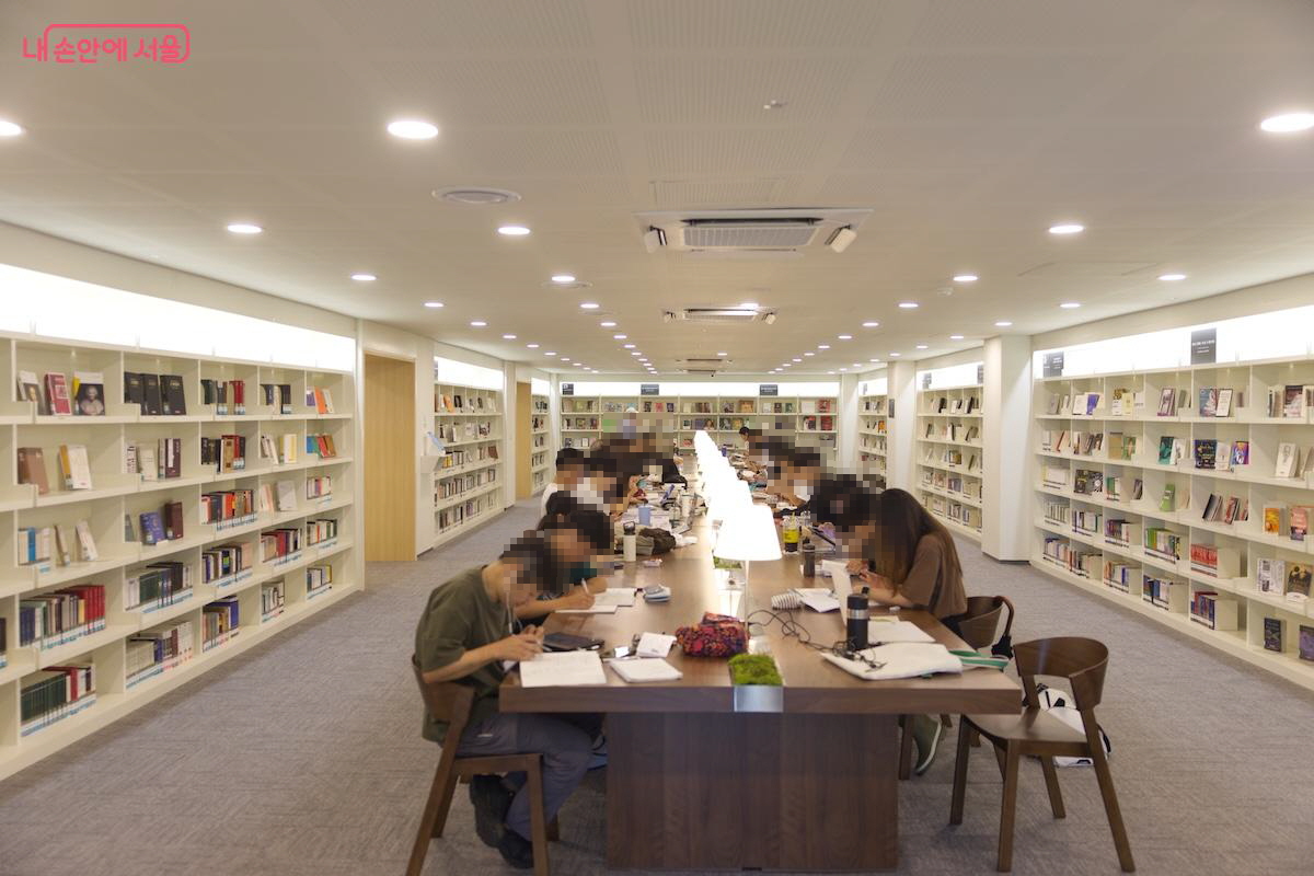 총 36명이 앉아 독서할 수 있는 대형 독서 테이블은 강동중앙도서관의 상징과도 같다. ©임중빈