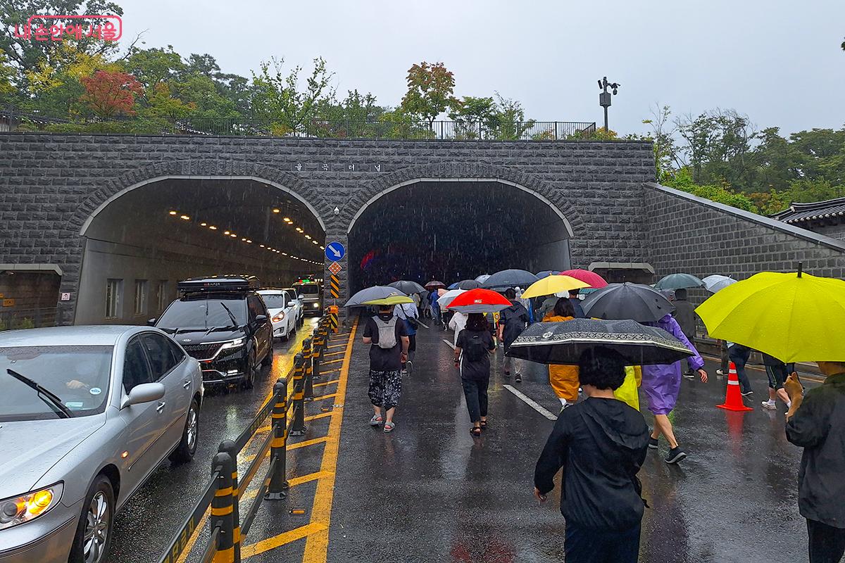 이화 사거리와 원남동 사거리를 지나 율곡터널 안으로 들어서자, 도시 전체가 음악과 빛으로 요동치는 듯했다. 