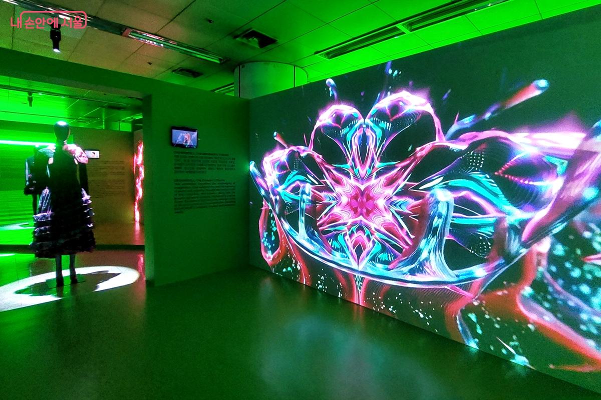 ‘2025 서울패션로드 두 번째 프로젝트, <SECOND SKIN : 패션과 AI, 그리고 빛> 전시가 열렸다. ©정향선