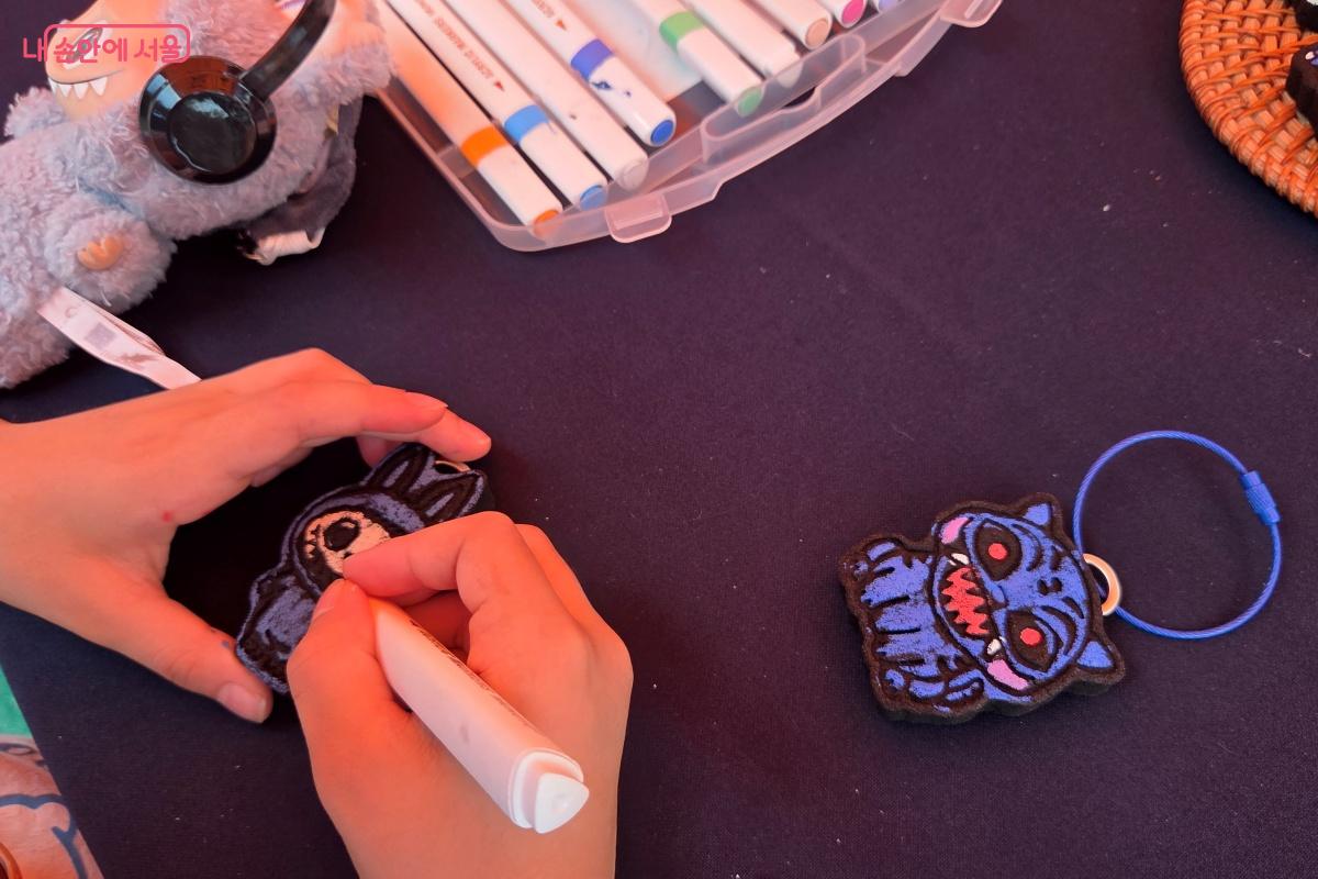 커피박으로 키링도 만들어 봤다. &copy;김미선