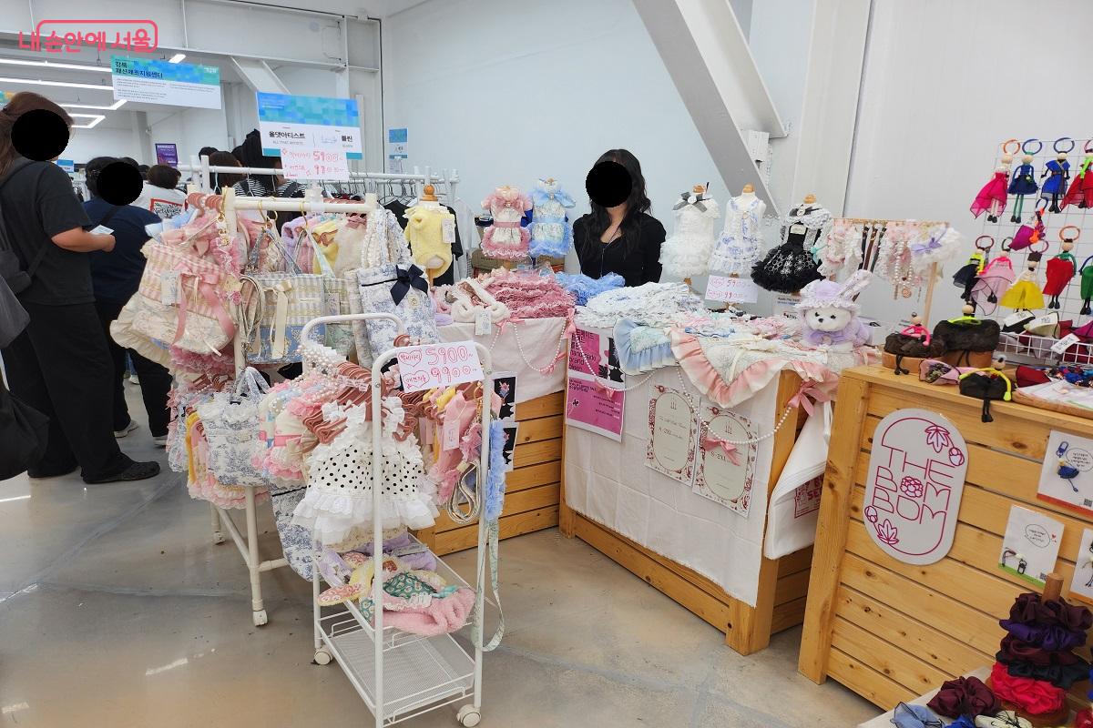 팝업스토어 내부에 마련된 강북 패션제조지원센터 ©이소현