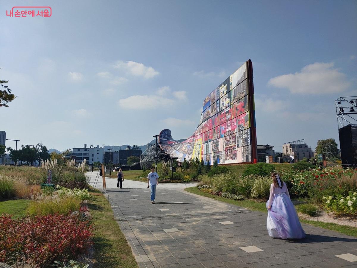 전시는 11월 18일까지로 스탬프 투어 등 시민 참여 프로그램도 진행된다. ©김병규