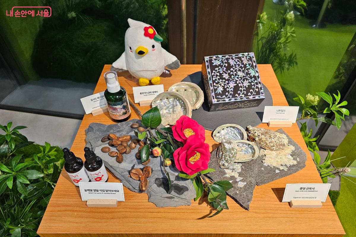 통영 마스코트 ‘동백이’, 바다의 깊은 영롱함을 담은 나전칠기와 자개 공예품이 한데 어우러져 남해의 바람과 파도의 반짝임을 전한다. ©이혜숙