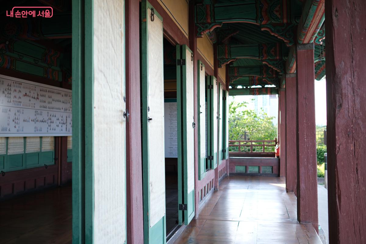 정자 건물 양쪽에 설치된 툇마루 ©박우영