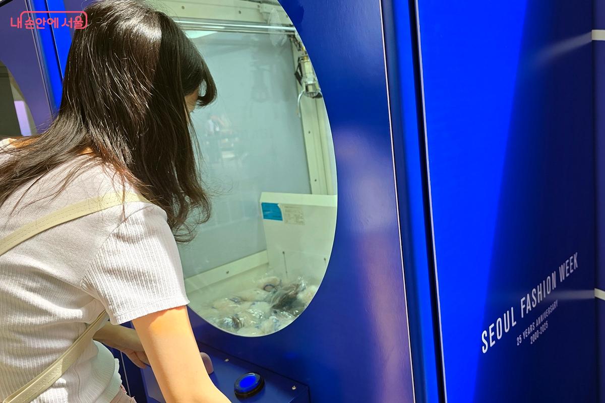 인형뽑기를 하고 있나느 시민. ⓒ김윤경