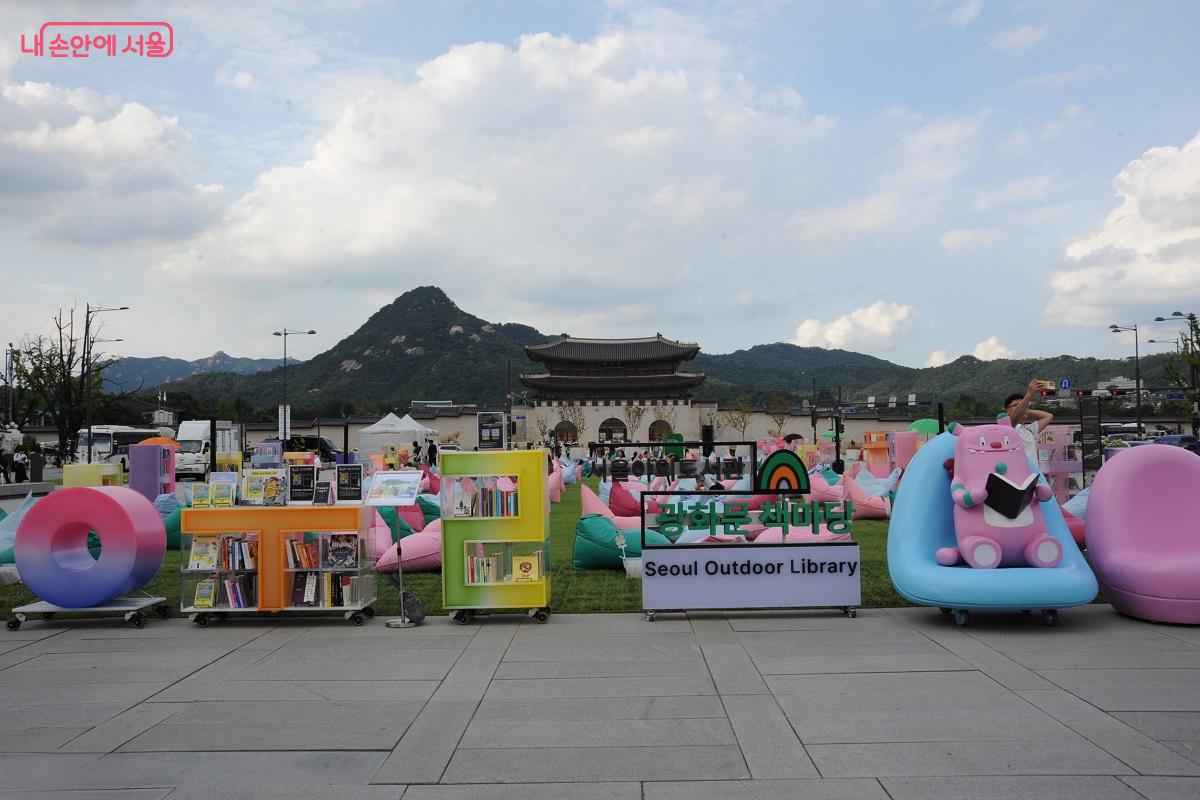 광화문광장 육조마당에 산멍, 책멍, &lsquo;광화문 책마당&rsquo;이 문을 열었다. &copy;조수봉